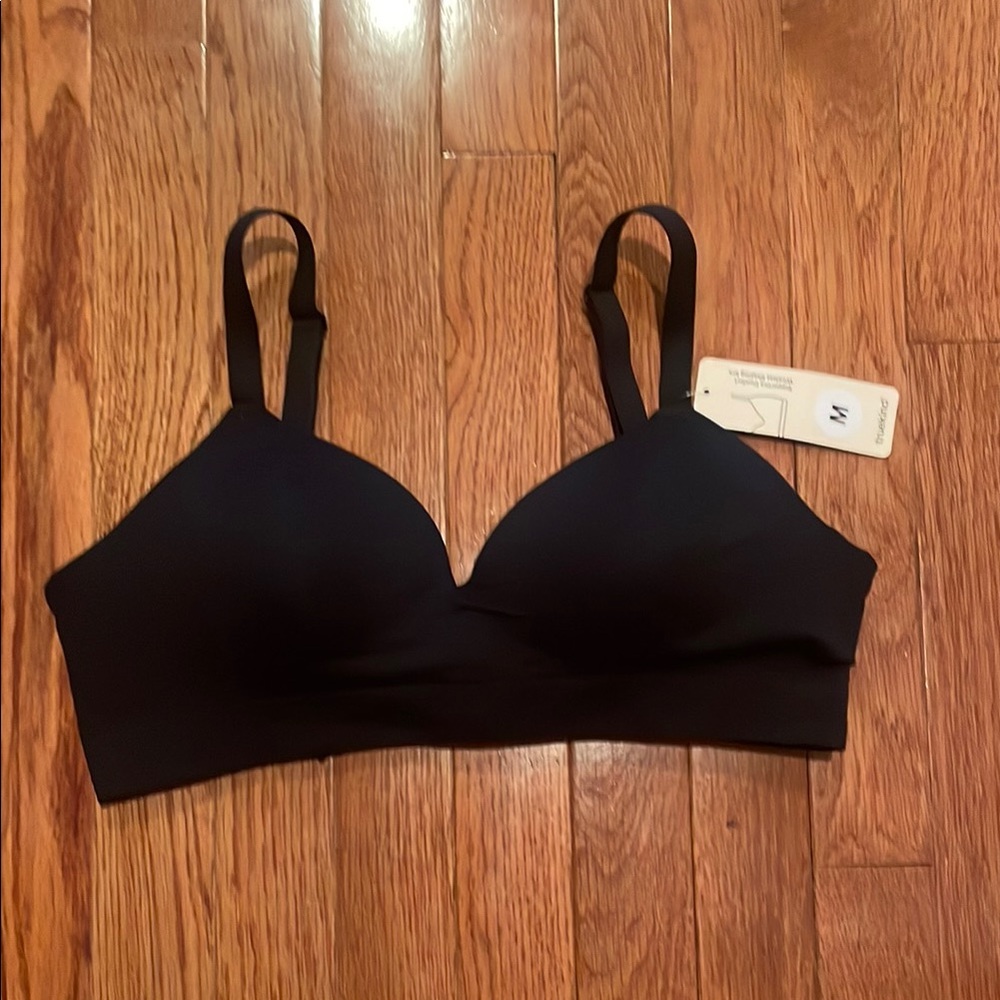 Seamless Black Wireless Bralette with Adjustable Straps